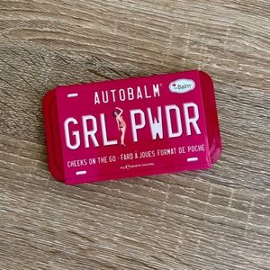 The balm Grl PWDR Cheeks on the go